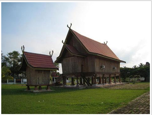 gambar rumah adat di indonesia on Rumah Adat Tradisional : Rumah Panjang